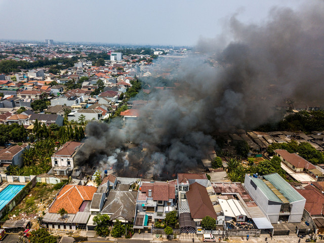 Foto udara kebakaran rumah semi permanen dan permanen di Komplek Ikip, Duren Sawit, Jakarta, Selasa (25/8/2026). Foto: Fakhri Hermansyah/ANTARA FOTO