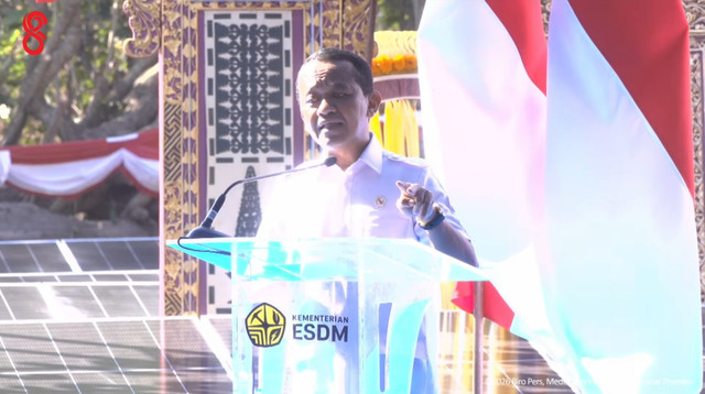 Menteri ESDM, Bahlil Lahadalia berpidato saat peluncuran Program PLTS 100 GWp di Kab. Jembrana, Selasa (25/8/2026). Foto: YouTube/ Sekretariat Presiden
