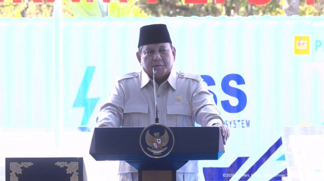 Presiden Prabowo Subianto berpidato saat peluncuran Program PLTS 100 GWp di Kab. Jembrana, Selasa (25/8/2026). Foto: YouTube/ Sekretariat Presiden
