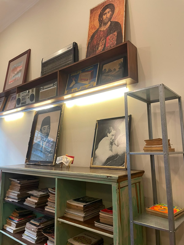 Gambar 1. Rak dan koleksi benda bernuansa vintage di Kopi Mandja, Bandung. (Dokumentasi pribadi)