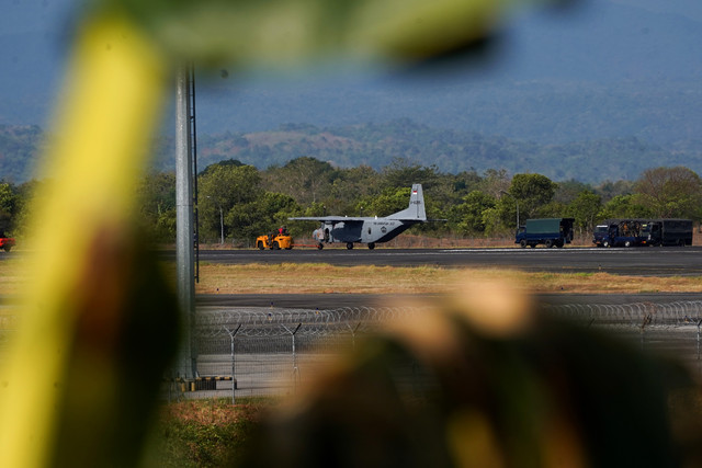 Personel berhasil mengevakuasi pesawat Cassa U-6215 yang tergelincir di Bandara Internasional Sultan Hasanuddin, Kabupaten Maros, Sulawesi Selatan, Selasa (25/8/2026). Foto: Hasrul Said/ANTARA FOTO