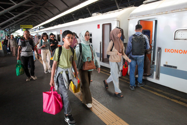 Sejumlah penumpang berjalan menuju gerbong kereta api di Stasiun Surabaya Gubeng, Surabaya, Jawa Timur, Selasa (25/8/2026). Foto: Didik Suhartono/ANTARA FOTO