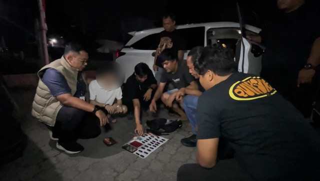 Polisi tangkap pelaku WN Malaysia bersama kekasihnya yang mengedarkan narkoba di Medan, Selasa (25/8/2026). Foto: Dok. Polrestabes Medan