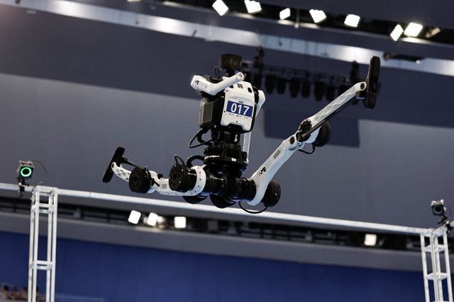 Robot humanoid Tiangong berpartisipasi dalam kontes lompat tinggi selama World Humanoid Robot Games 2026 di National Speed Skating Oval di Beijing, China, Selasa (25/8/2026). Foto: Tingshu Wang/REUTERS
