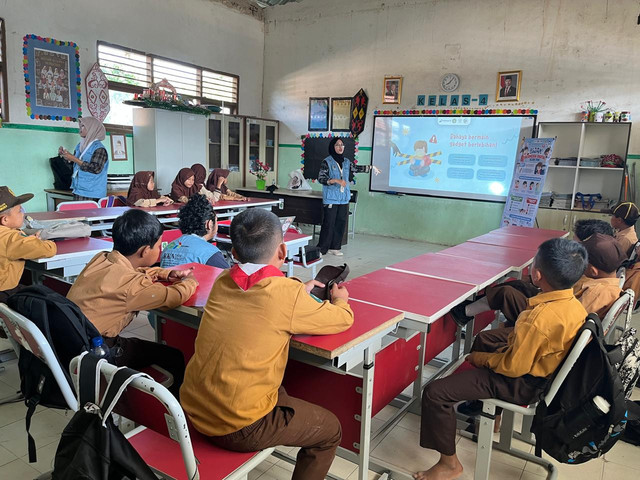 Mahasiswa KKN Bina Desa Kelompok 2 Universitas Mulawarman bersama siswa/i SDN 024 Muara Badak melakukan sosialisasi 'Bijak Layar' dalam kegiatan program kerja di Desa Badak Mekar. Kredit foto: Kelompok 2 KKN Bina Desa Universitas Mulawarman.