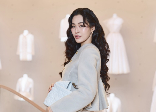 Aktris Thailand Lingling Sirilak Kwong. Foto: Instagram @linglingkwong via Dior