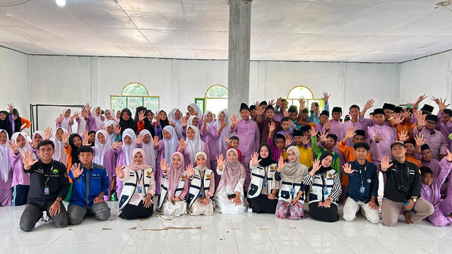 Mahasiswa KKN Kelompok 103 Universitas Muhammadiyah Riau bersama para siswa MTsN 2 Pelalawan setelah kegiatan Sosialisasi Anti-Bullying, Selasa, 14 Juli 2026.