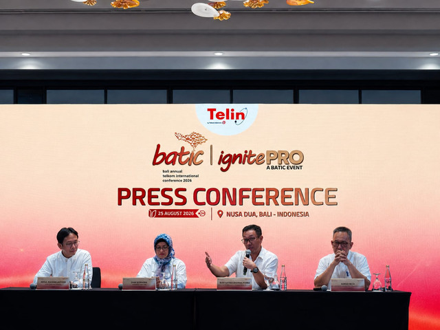 Chief Executive Officer Telin Abdul Rahman Ansyori, President Director Telkom Indonesia Dian Siswarini, dan Director Wholesale and International Service Telkom Indonesia Budi Satria D. Purba saat Presscon BATIC 2026 di Nusa Dua, Bali, Selasa (25/8).  Foto: Kelik Wahyu Nugroho/kumparan