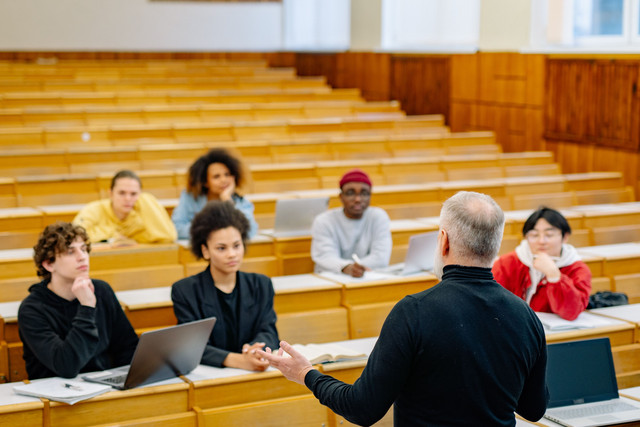https://www.pexels.com/id-id/foto/belajar-pendidikan-universitas-perbedaan-8197534/