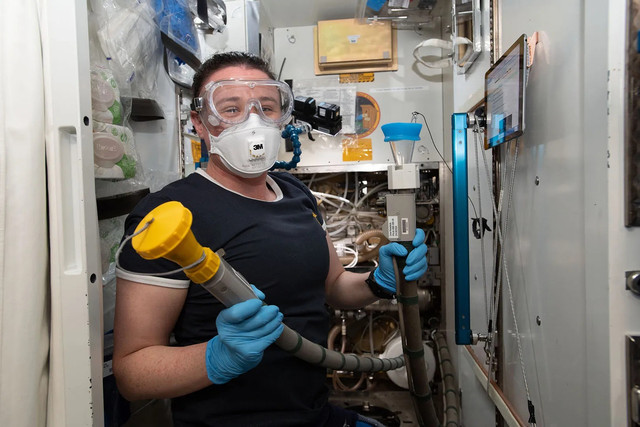 Astronaut Serena Auñón-Chancellor memperlihatkan toilet di ISS. Foto: NASA.