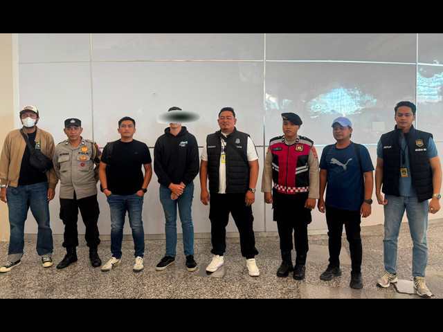 Proses penangkapan dan penyelidikan terhadap tersangka pelaku perbuatan asusila di kawasan pemukiman warga yang terletak di Jalan Pantai Berawa, Desa Tibubeneng, Kuta Utara, Badung.  Foto: Dok: Humas Polda Bali