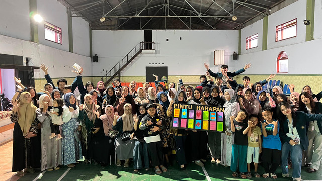 Foto Bersama Mahasiswa FBD 48 Universitas Brawijaya Ibu Desa Kebobang. Dok. Istimewa