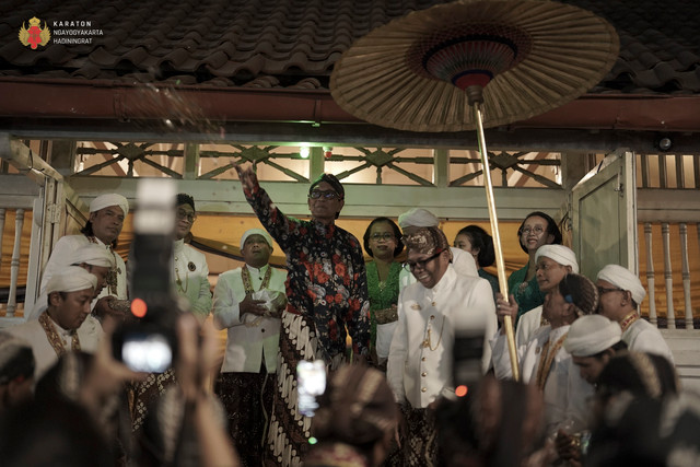 Raja Karaton Ngayogyakarta Hadiningrat, Sri Sultan Hamengku Buwono X, membagikan udhik-udhik yakni uang koin hingga beras ke warga masyarakat di Kagungan Dalem Masjid Gedhe, Selasa (25/8/2026). Foto: Dok. Karaton Ngayogyakarta Hadiningrat.