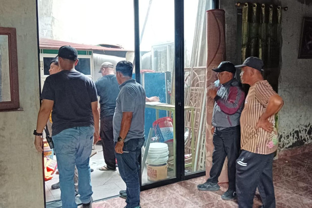 Polisi amankan remaja yang sekap ibu kandungnya di rumah mereka di Deli Serdang, Selasa (25/8/2026). Foto: Polsek Medan Tembung