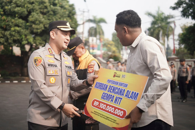 ​Kapolres Bogor, AKBP Wikha Ardilestanto, menyerahkan bantuan bersama mahasiswa NTT menyalurkan bantuan untuk warga yang terdampak bencana alam di Manggarai Timur, NTT, Rabu (26/8/2026). Foto: Dok. Istimewa