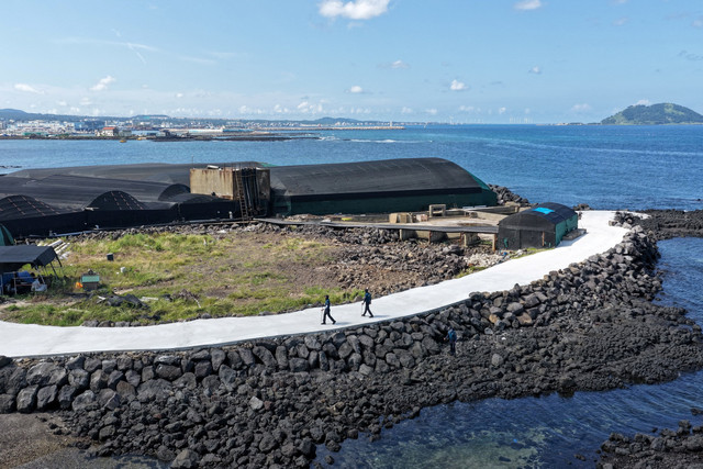 Polisi dalam operasi pencarian orang hilang bernama Jang Mi-ran di Pulau Jeju, Korea Selatan, Senin (24/8/2026). Foto: Yonhap via REUTERS