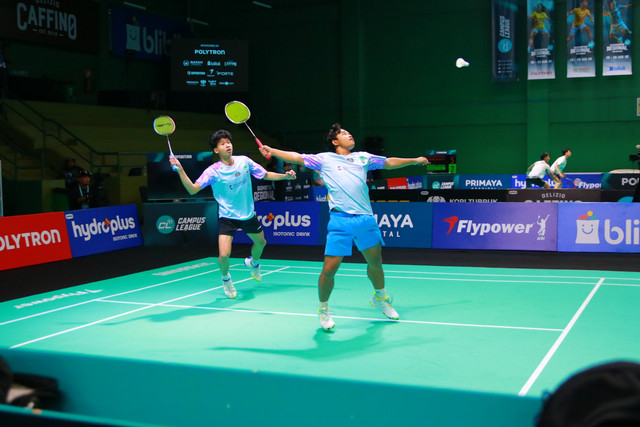 Ganda putra ITS Maulana D. S dan El Graciano saat melawan ganda putra Universitas Jenderal Soedirman pada pertandingan Campus League Badminton Regional Semarang di Polytron Stadium, Semarang, Rabu (26/8/2026). Foto: Agri Aulian Perdana/kumparan