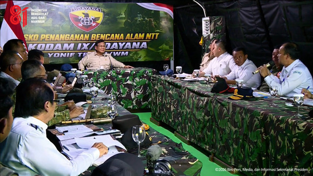Presiden Prabowo Subianto memimpin rapat penanganan dampak gempa bumi Nusa Tenggara Timur (NTT) di Nagekeo, NTT, Rabu (26/8/2026). Foto: Youtube/Sekretariat Presiden