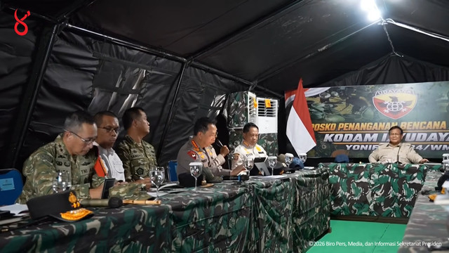 Preside Prabowo Subianto memimpin rapat penanganan dampak gempa bumi Nusa Tenggara Timur (NTT) di  Nagekeo, NTT, Rabu (26/8/2026). Foto: Youtube/Sekretariat Presiden