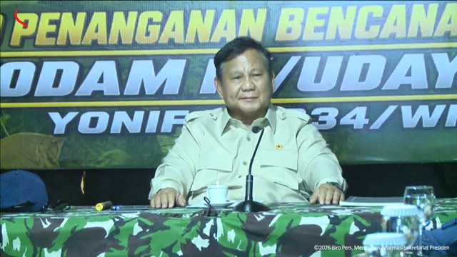 Preside Prabowo Subianto memimpin rapat penanganan dampak gempa bumi Nusa Tenggara Timur (NTT) di Nagekeo, NTT, Rabu (26/8/2026). Foto: Youtube/Sekretariat Presiden