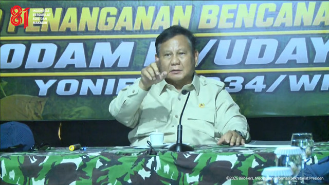 Preside Prabowo Subianto memimpin rapat penanganan dampak gempa bumi Nusa Tenggara Timur (NTT) di Nagekeo, NTT, Rabu (26/8/2026). Foto: Youtube/Sekretariat Presiden