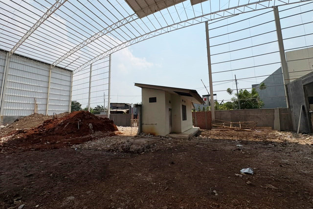 Pembangunan lapangan padel di atas lahan Pemprov DKI Jakarta di Meruya Utara, Kembangan, Jakarta Barat, Rabu (26/8/2026). Foto: Nauval Pratama/kumparan