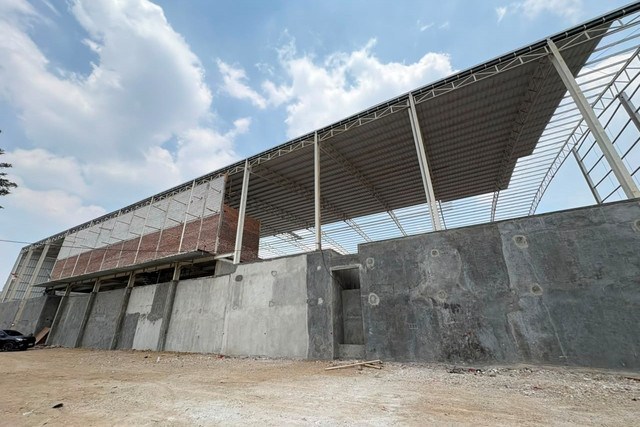 Pembangunan lapangan padel di atas lahan Pemprov DKI Jakarta di Meruya Utara, Kembangan, Jakarta Barat, Rabu (26/8/2026). Foto: Nauval Pratama/kumparan