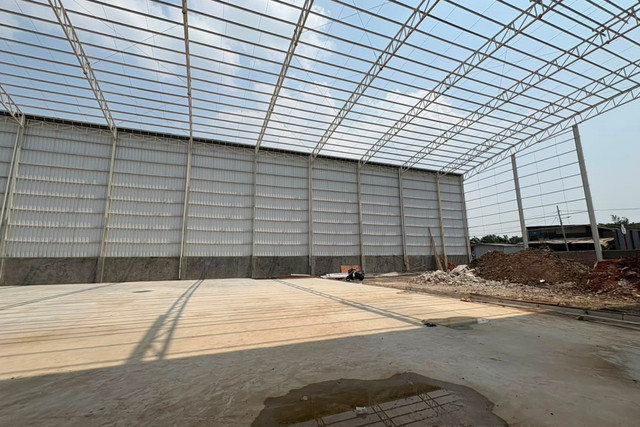 Pembangunan lapangan padel di atas lahan Pemprov DKI Jakarta di Meruya Utara, Kembangan, Jakarta Barat, Rabu (26/8/2026). Foto: Nauval Pratama/kumparan