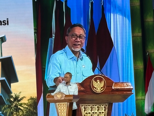 Menko Bidang Pangan Zulkifli Hasan (Zulhas) dalam gelaran peresmian Pengolahan Sampah Menjadi Energi Listrik (PSEL) Kota Bekasi, Jawa Barat, Rabu (26/8/2026).  Foto: Widya/kumparan