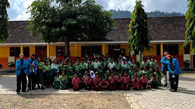 Foto Bersama di Sekolah SDN Andongrejo 03 Oleh Mahasiswi Ekspedisi Arkadia Tiberia "Netra Nocturna" (Sumber: Dokumentasi Netra Nocturna Expedition UIN Jakarta)