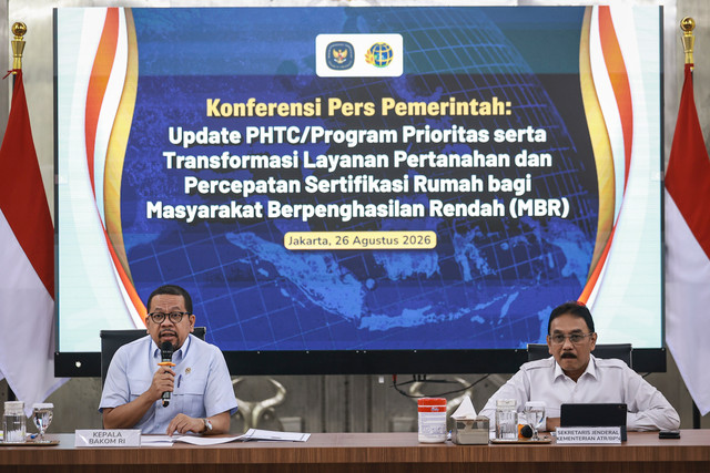 Kepala Bakom RI dan Sekretaris Jenderal Kementerian ATR/BPN menyampaikan paparan pada konferensi pers perkembangan PHTC serta transformasi layanan pertanahan dan percepatan sertifikasi rumah bagi MBR di Kantor Bakom RI, Jakarta, Rabu (26/8/2026). Foto: Dhemas Reviyanto/ANTARA FOTO