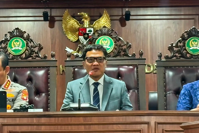 Ketua Komisi III DPR Habiburokhman (tengah), Kapolda Metro Jaya Komjen Asep Edi Suheri (kiri), dan Dirut Mandiri Riduan (kanan) di Kompleks Parlemen, Senayan, Jakarta, Rabu (26/8/2026). Foto: Nasywa Athifah/kumparan