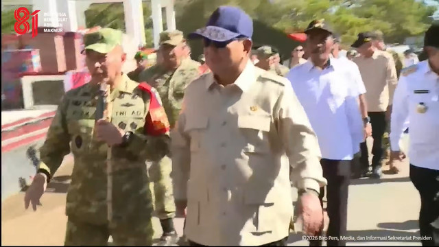 Presiden Prabowo Subianto meninjau posko pengungsi di Lapangan Bhayangkari Mbai, Nagekeo, NTT, Rabu (26/8/2026). Foto: Youtube/Sekretariat Presiden