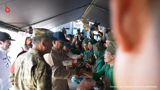 Presiden Prabowo Subianto meninjau posko pengungsi di Lapangan Bhayangkari Mbai, Nagekeo, NTT, Rabu (26/8/2026). Foto: Youtube/Sekretariat Presiden