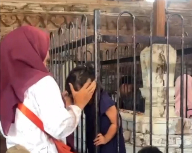 Kepala balita terjepit di pagar kompleks Makam Sunan Kudus, Jateng. Foto: M Nufail Syafii