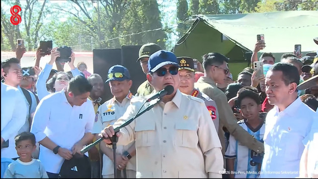 Presiden Prabowo Subianto meninjau posko pengungsi di Lapangan Bhayangkari Mbai, Nagekeo, NTT, Rabu (26/8/2026). Foto: Youtube/Sekretariat Presiden