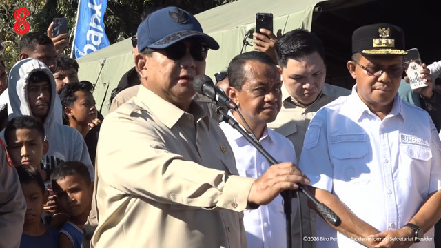 Presiden Prabowo Subianto meninjau posko pengungsi di Lapangan Bhayangkari Mbai, Nagekeo, NTT, Rabu (26/8/2026). Foto: Youtube/Sekretariat Presiden