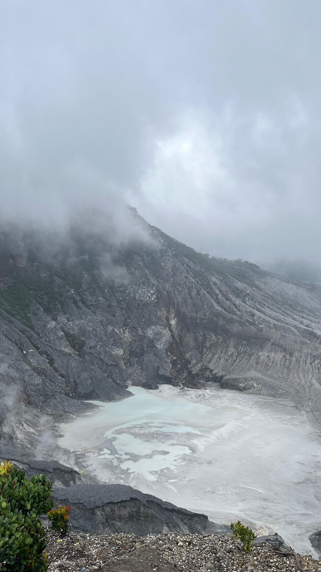 Pemandangan Tangkuban Perahu sebagai salah satu destinasi wisata alam yang dapat menjadi pilihan saat berkunjung ke Bandung. (Dokumentasi pribadi).