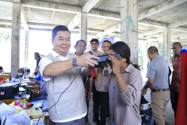 Ditjen Dukcapil Kemendagri Teguh Setyabudi (kiri) terjunkan tim jemput bola ke posko pengungsian di tujuh kabupaten terdampak gempa NTT dan berhasil terbitkan 3.055 dokumen kependudukan, Selasa (25/8/2026). Foto: Dok. Dukcapil 