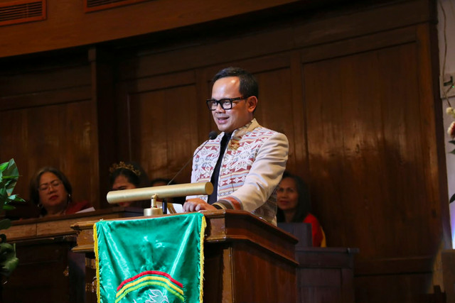 Wamendagri Bima Arya Sugiarto (tengah) menyampaikan pentingnya wariskan nilai-nilai keimanan, kesetiaan, dan pelayanan di tengah kemajuan teknologi saat hadiri HUT ke-187 GPIB Immanuel Jakarta, Selasa (25/8/2026). Foto: Dok. Kemendagri