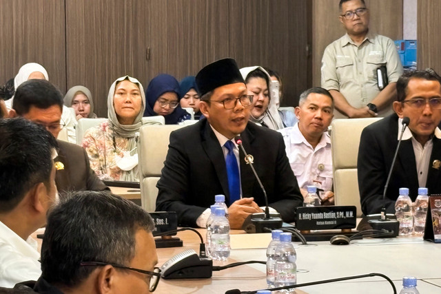 Ketua Komisi II DPRD Kota Tangerang Selatan Ricky Yuanda Bastian seusai rapat dengar pendapat (RDP) dengan orang tua murid TKIP-SDIP di Gedung DPRD Tangerang Selatan, Rabu (26/8/2026). Foto: Joakhim Tharob/kumparan