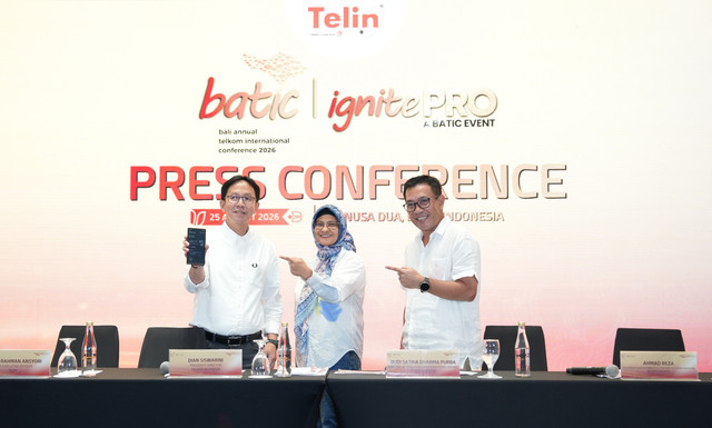 (kiri ke kanan) Chief Executive Officer Telin Abdul Rahman Ansyori, Direktur Utama Telkom Dian Siswarini dan Direktur Wholesale & International Service Telkom Budi Satria Dharma Purba saat konferensi pers BATIC 2026 di Nusa Dua, Bali, Selasa (25/8). Foto: Dok. Telkom