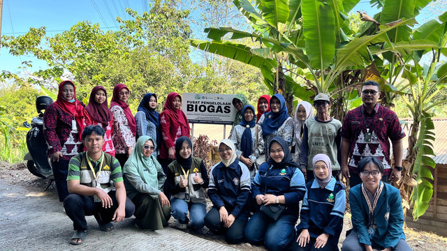 Foto Bersama Mahasiswa KKN UNNES, UNDIP, UIN Walisongo serta Ibu-Ibu dan Pemuda. Dokumentasi oleh Divisi Medinfo KKN MIT 22 2026. 
