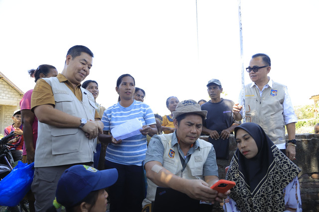 Direktur Jenderal Dukcapil Teguh Setyabudi meninjau pelaksanaan jemput bola layanan Adminduk di lokasi bencana di Nusa Tenggara Timur (NTT), Selasa (25/8/2026). Foto: Kemendagri RI