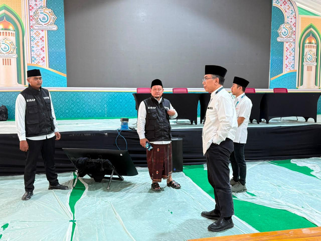 Ketua Umum Pengurus Besar Nahdlatul Ulama (PBNU), KH Yahya Cholil Staquf atau Gus Yahya,  meninjau arena Muktamar ke-35 Nahdlatul Ulama (NU) di Pondok Pesantren Bahrul Ulum Tambakberas, Kabupaten Jombang, Rabu (26/8/2026). Foto: Dok. PBNU