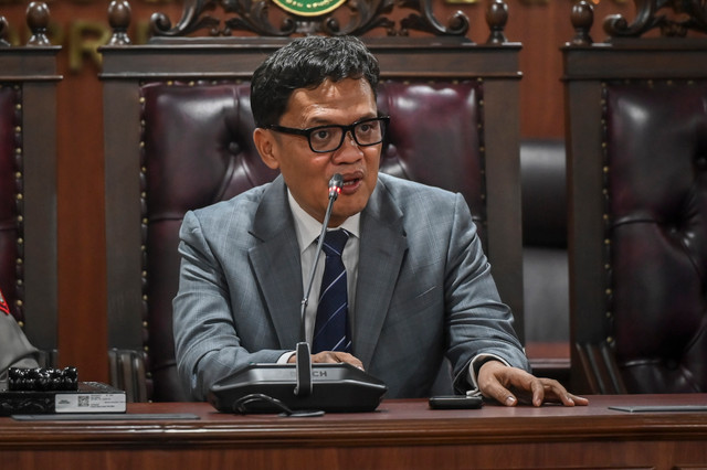 Ketua Komisi III DPR Habiburokhman menyampaikan keterangan pers terkait pemblokiran rekening aktivis Pati di Kompleks Parlemen, Senayan, Jakarta, Rabu (26/8/2026). Foto: Rivan Awal Lingga/ANTARA FOTO
