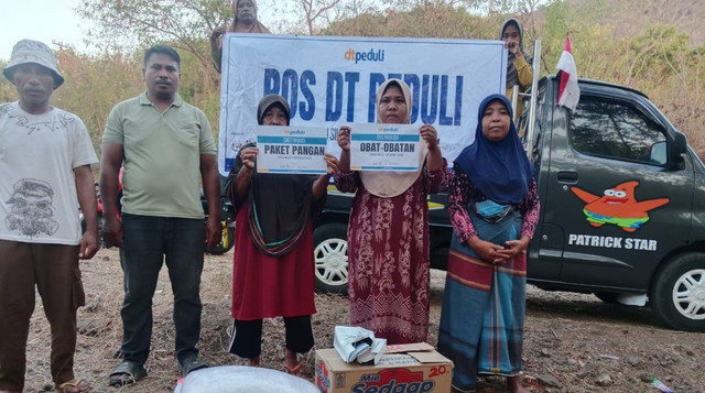 DT Peduli menyalurkan amanah bantuan dari donatur untuk 115 KK terdampak gempa di Desa Henga, Talibura, Kab. Sikka, NTT (Sumber: DT Peduli)