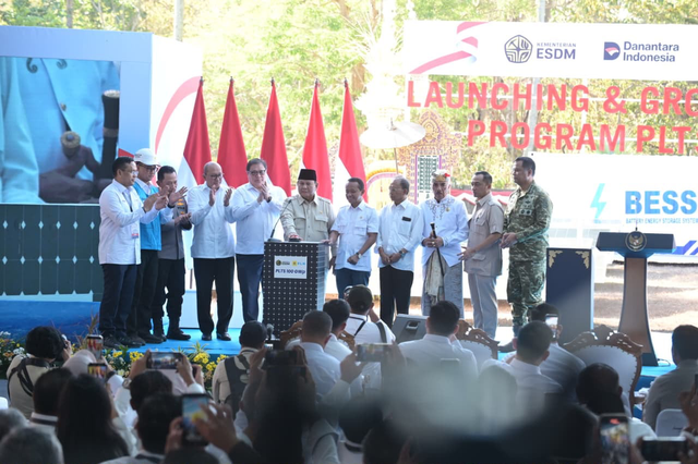 Presiden Republik Indonesia, Prabowo Subianto (tengah) bersama Menteri ESDM, Bahlil Lahadalia (kelima dari kanan), Menteri Koordinator Bidang Perekonomian, Airlangga Hartarto (kelima dari kiri), Menteri Investasi dan Hilirisasi/Kepala BKPM, Rosan Perkasa Roeslani (keempat dari kiri), Kepala Kepolisian Negara Republik Indonesia,Listyo Sigit Prabowo (ketiga dari kiri), Direktur Utama PLN, Darmawan Prasodjo (kedua dari kiri), Direktur Utama Pertamina, Simon Aloysius Mantiri (kiri), Gubernur Bali, I Wayan Koster (keempat dari kanan), Ketua Majelis Desa Adat Provinsi Bali, Ida Panglingsir Agung Putra Sukahet (ketiga dari kanan), Menteri Sekretaris Negara, Prasetyo Hadi (kedua dari kanan), dan Wakil Panglima TNI, Tandyo Budi Revita (kanan) simbolis melakukan penekanan tombol dalam Launching & Groundbreaking Program PLTS 100 GWp di Gilimanuk, Bali pada Selasa (25/8). Foto: Dok. BPMI Setpres