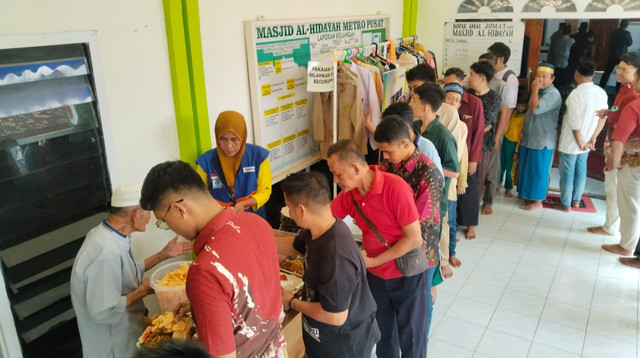 DT Peduli berbagi jumat berkah untuk jemaah salat Jumat Masjid Al Hidayah, Metro (Sumber: DT Peduli)