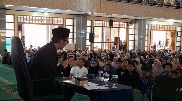 DT Peduli Garut bersama DKM Masjid Agung Garut hadirkan Ustaz Handy Bonny dalam kajian bertajuk Scrool Terus, Tapi Hati Makin Kosong (Sumber: DT Peduli)